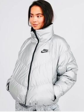 🛍️HOST PICK🍾🥂Nike Women’s Silver Puffer Jacket Size Medium